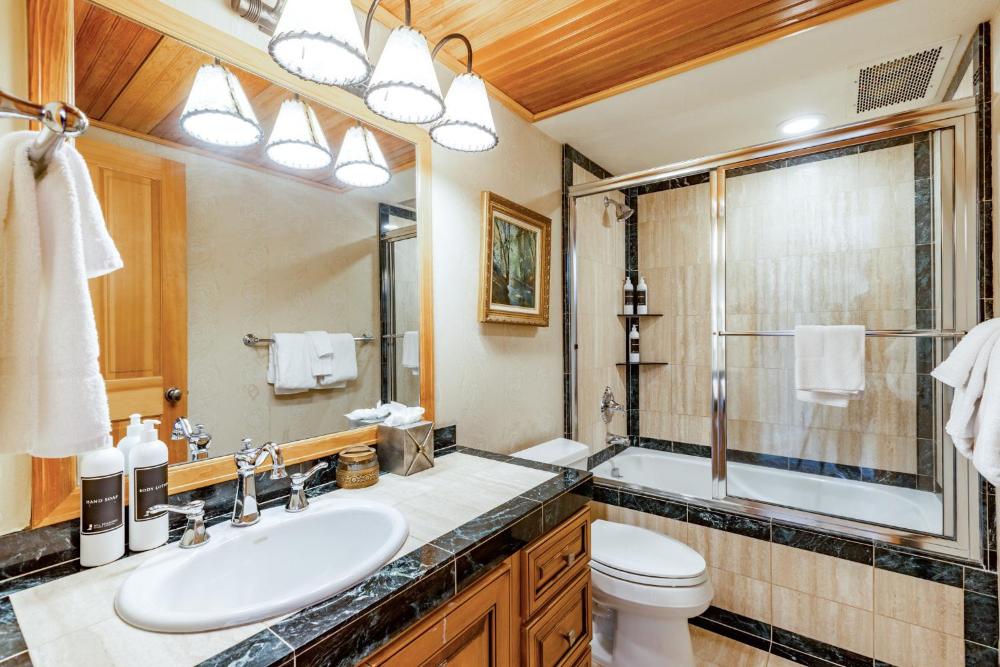 3 Bedroom Condominium with Spa #212 interior